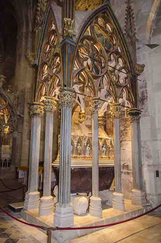 Tarragona - Reial Monestir de Santes Creus 13 - mausoleo del rey Pere el Gran.jpg